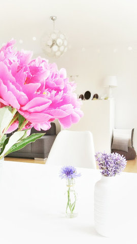 {Florale Mischung an Wohnzimmer-Kulisse...}