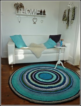 Neue Farben-Häkelteppich aus Stoff.