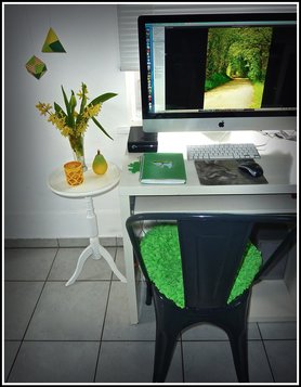 Arbeitsecke mit Mac und Tolix-Stuhl