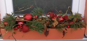 Fensterbank neben Haustür weihnachtlich dekoriert
