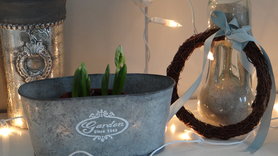 Frühling auf dem Sideboard