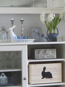 Sideboard mit Osterhase