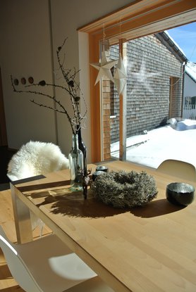 Weihnachtsdeko im Sonnenlicht ...