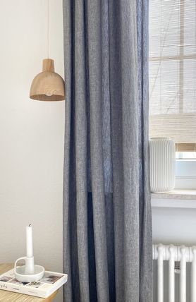 Sehnsüchtig hält die Vase