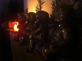 Weihnachtsdeko sitzt 