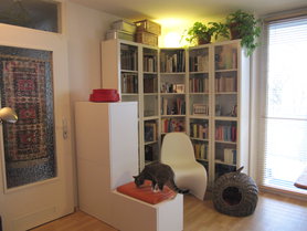 Raumteiler mit Sitz- und Ablagemöglichkeit