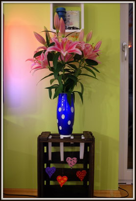Lilien auf Weinkiste
