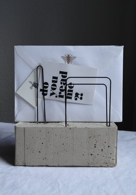 Beton-Brief- und Kartenhalter II
