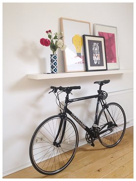 Wohnzimmer mit Fahrrad