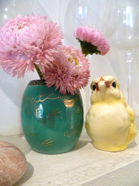 Goebel-Küken mit Bellis