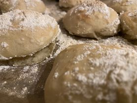 Last-Last-Minute-Geschenkidee:

🤍 Hausgemachte Brötchen für