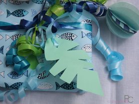 Babygeschenk mit DIY-Geschenkanhänger und Papierbällen
