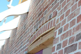 Ziermauerwerk über den Fenstern.