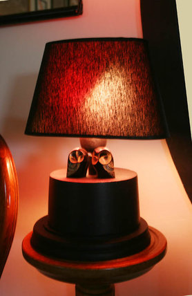 Black in Black. Aufgehübscht mit kleinen Eulen