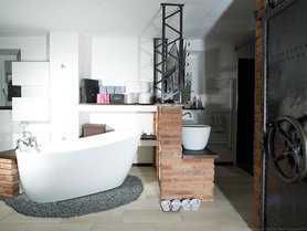 Offenes Bad mit freistehender Badewanne 