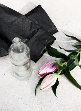 Lilien auf den Betonblöcken