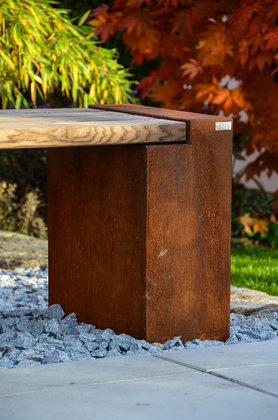 Gartenbank im Herbstlicht