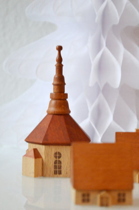 Dekoration mit Minihäusern aus Omas Zeiten