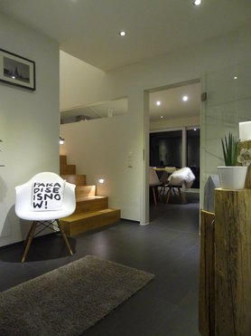 Blick vom Flur ins Esszimmer am Abend