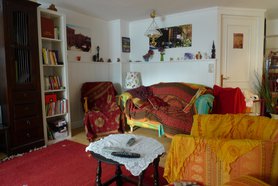 buntes Wohnzimmer im Gartenkeller