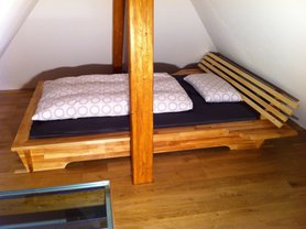 Bett in der Dachschräge