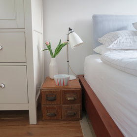 … Nachtschränkchen mit Blumen