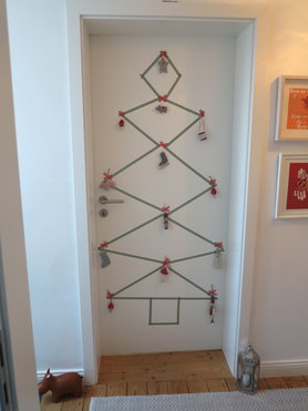 …Sohni's Weihnachtsbaum steht, ähhh klebt schon!
