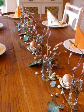 Osterdeko auf Teakholztisch