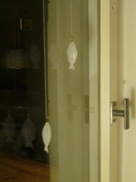 fensterdeko aus ehemaligen sushi-soja-saucen-plastik-fischchen...