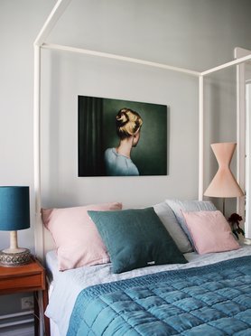 Idah an Nuancen von Meergrün und Puder