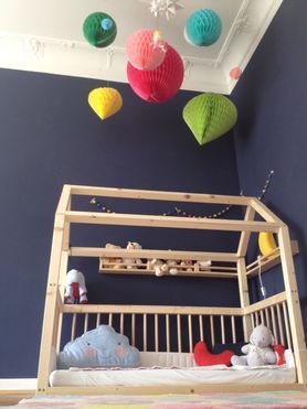 Hausbett vor der blauen Wand