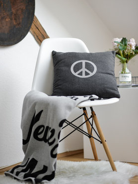 Peace | Kissen mit T-Shirt Folie verschönert