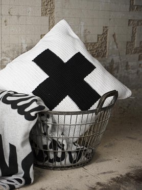 Gehäkeltes Kissen mit Kreuz