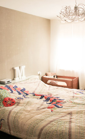 Ein antikes Kinderbett