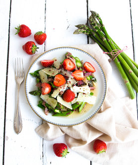 // Spargelsalat mit Erdbeeren //