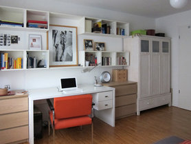 Schreibtisch und Kleiderschrank im Jugendzimmer