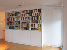 Bücherregal mit Stauraum - geschlossen