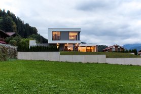 Seitenansicht mit Garten