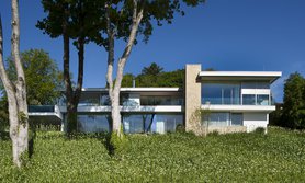 Außenansicht mit Garten