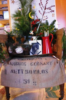 Adventsstrauß, Sperrmülfund und alte Kaffeesäcke