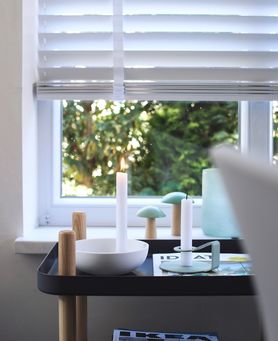 Die Plissees mit Grauschleier