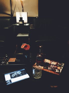 Wohnbereich mit guten Drinks & Musik