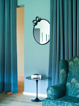 Runder Spiegel mit Schleife in einem türkisen Farbmix
