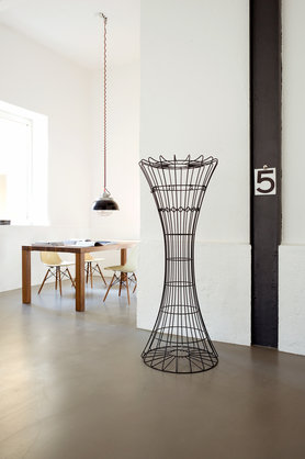 Skulpturale Garderobe "Panton Coatstand" in schwarz - Design Verner Panton