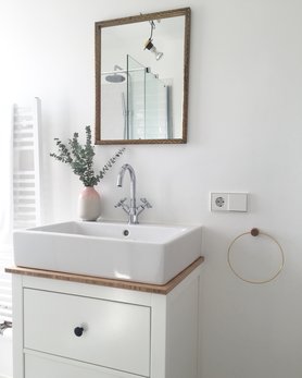 Lichtdurchflutetes Bad