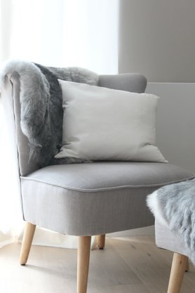 Herbst-Deko: graue Schaf Felle