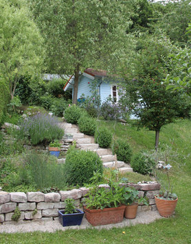Terassengarten mit Natursteinen