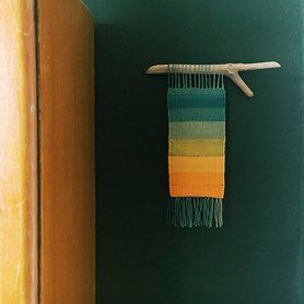 Wandteppich an Treibholz aufgehängt