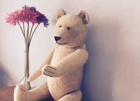 Ein Blumengruß vom Teddybär