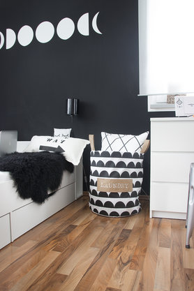 Schwarze Wand und selbstgenähter Wäschesack